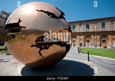 Italien, Latium, Rom, Vatikan, Musei Vaticani, Cortile della Pigna, die Sfera von Arnaldo Pomodoro Künstler Stockfoto