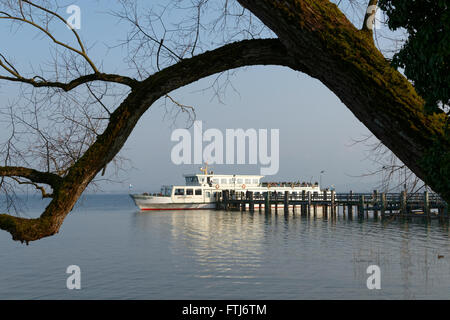 Fähre vertäut am Pier mit Zusteiger, Fraueninsel, Chiemsee, Oberbayern, Deutschland, Europa. Stockfoto