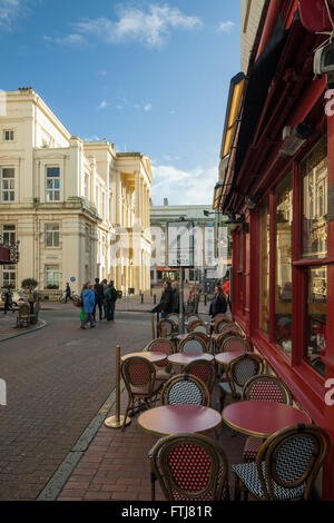 Sonnigen Nachmittag in Brighton Lanes, UK. Rathaus in der Ferne. Stockfoto