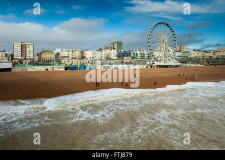 Frühling am Nachmittag an Brighton Beach, East Sussex, England. Stockfoto