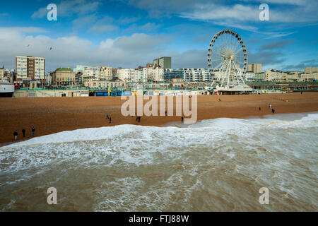 Frühling am Nachmittag an Brighton Beach, East Sussex, England. Stockfoto