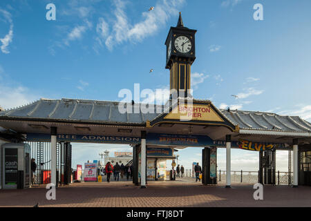 Eingang zum Brighton Pier, England. Stockfoto