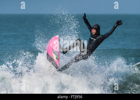 Der Surfer, Luke Embleton in spektakulären Surf-Action am Fistral Beach in Newquay, Cornwall, England. Stockfoto