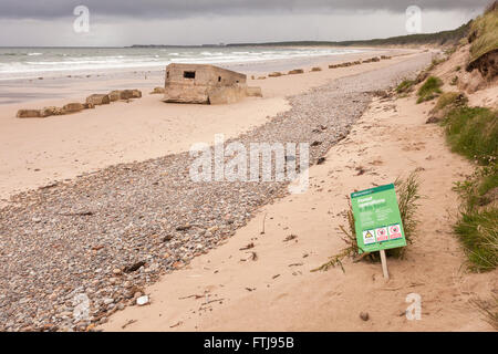 Pillenbox und Anti-tank-Blöcke am Strand von Burghead Bay Stockfoto