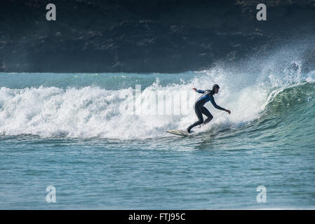Windigen Wetterbedingungen sind ideal für Surfer am Fistral Beach in Newquay, Cornwall. Stockfoto