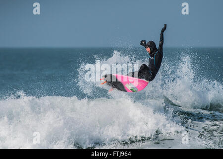Der Surfer, Luke Embleton in spektakulären Surf-Action am Fistral Beach in Newquay, Cornwall. VEREINIGTES KÖNIGREICH. Stockfoto