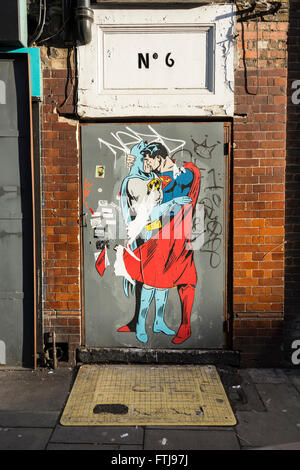 Superman Batman küssen Graffiti an einer Tür in Londons - Alamy