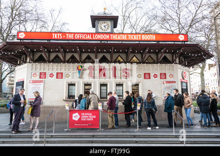 Schlange von wartenden Menschen darauf warten, kaufen Tickets von Kassenhäuschen in central London, UK Stockfoto