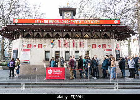 Eine Schlange von Leuten, die am TKTS-Stand in Leicester Square, London, Großbritannien, darauf warten, Tickets zu kaufen Stockfoto