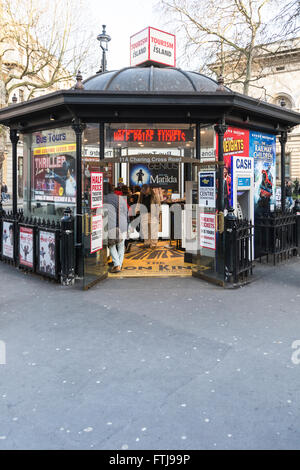 Wartenden Menschen darauf warten, kaufen Tickets von Kassenhäuschen in central London, UK Stockfoto