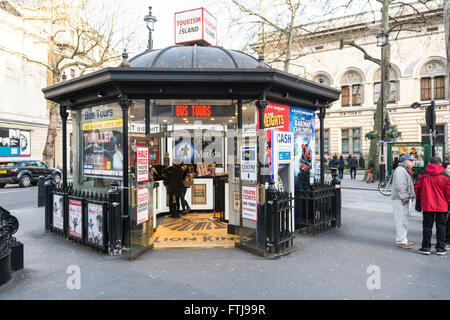 Wartenden Menschen darauf warten, kaufen Tickets von Kassenhäuschen in central London, UK Stockfoto