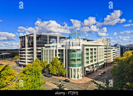 moderne Architektur Büro- und Wohnhäuser in Canberra Innenstadt an einem sonnigen Sommertag - Straßen kreuzen zwischen den Häusern Stockfoto