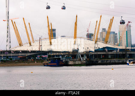 Ein Blick auf die O2 Arena aus über die Royal Victoria Docks in London gesehen. Stockfoto