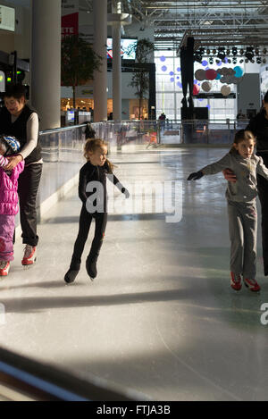 UFA - Russland 19. Februar 2016 - Familien ausüben und eine indoor kostenlose öffentliche Eisbahn verwenden, um eine beliebte Winter üben Stockfoto