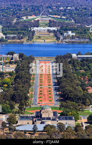 Blick entlang der Anzac Parade in der australischen Hauptstadt Canberra. Vertikales Bild vom Kriegerdenkmal in Richtung Lake Burley Griffin Stockfoto