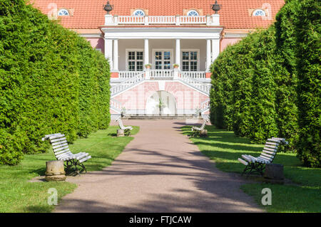 Allee der Sagadi Gutspark. Herrenhaus-Fassade auf Hintergrund. Stockfoto