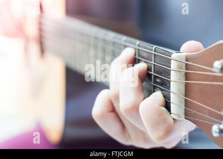 Weibes Hände akustische Gitarre spielen, Fotoarchiv Stockfoto