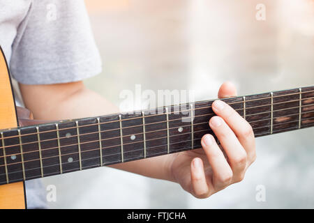 Weibes Hände akustische Gitarre spielen, Fotoarchiv Stockfoto