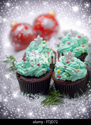 Weihnachten-Cupcakes mit traditionellen Dekorationen auf einer Platte Stockfoto