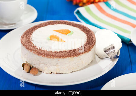 Ganze Karottenkuchen auf Couchtisch Stockfoto