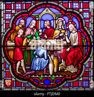 Jesus bei einer Hochzeit in Kana, wo auf Wunsch seiner Mutter, er Wasser in Wein verwandelt; in Glasmalerei dargestellt. Stockfoto