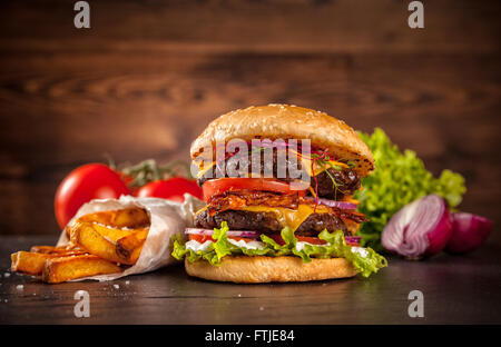 Frische hausgemachte Hamburger serviert auf Holz Stockfoto