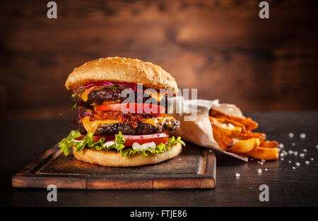 Frische hausgemachte Hamburger serviert auf Holz Stockfoto