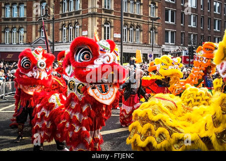 In London Tausende von Menschen feiern Sie das chinesische Neujahr 2016 - das Jahr des Affen. Stockfoto