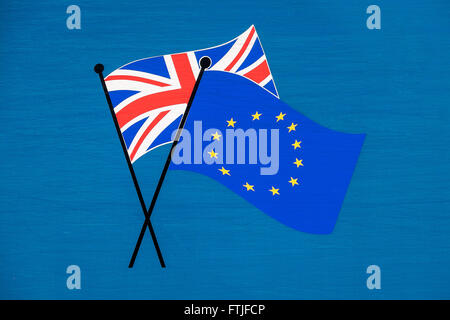 Die handgemalten Emblem einer Union Flag zusammen mit der Fahne der Europäischen Union Brexit. Stockfoto