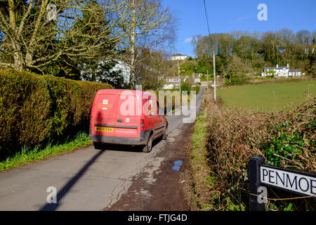 Royal Mail rot post van in Feldweg Zustellung Post/im ländlichen Gebiet, im zeitigen Frühjahr Gloucestershire England UK Stockfoto