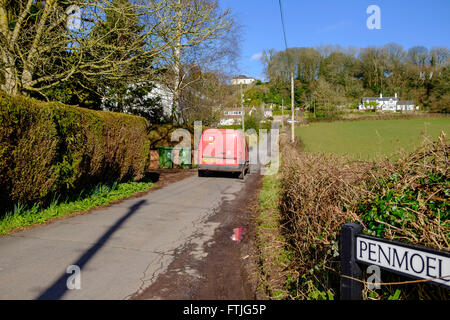 Royal Mail rot post van in Feldweg Zustellung Post/im ländlichen Gebiet, im zeitigen Frühjahr Gloucestershire England UK Stockfoto