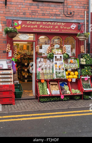 Dee Valley Green Lebensmittelgeschäft in Llangollen Denbighshire Wales eine traditionelle Kleinstadt store Verkauf von frischen Produkten Stockfoto