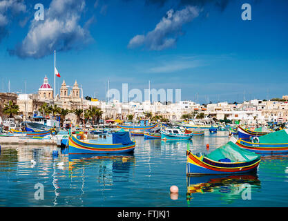 Marsaxlokk Hafen und traditionelle mediterrane Angelboote/Fischerboote in Insel malta Stockfoto