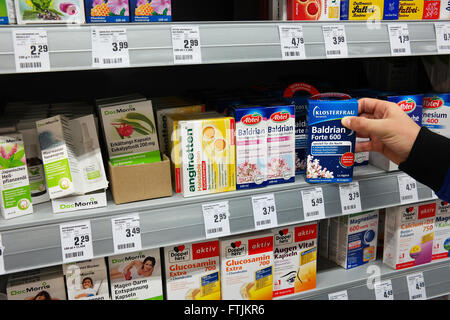 Regale mit pflanzlichen Arzneimittel in einem Supermarkt Stockfoto