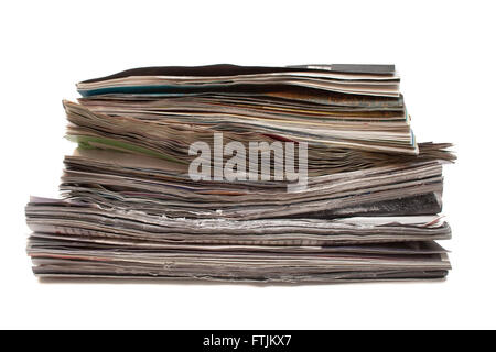 Stapel alter Zeitschriften verwöhnt isoliert auf weißem Hintergrund Stockfoto