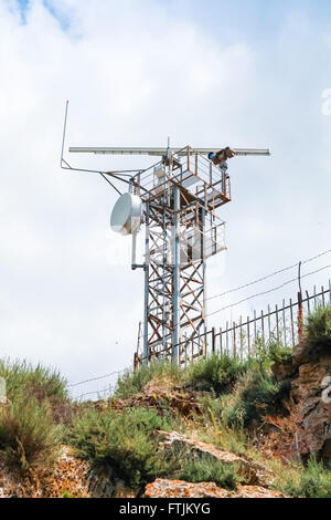 Aussichtsturm Radar Station mit verschiedenen Geräten und Kameras oben blau bewölktem Himmel Stockfoto