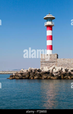 Rot-weiß gestreifte Leuchtturm steht am Eingang Pier im Hafen von Burgas, Schwarzmeerküste, Bulgarien Stockfoto