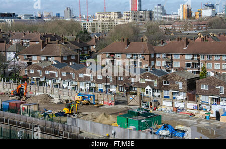 Ein Blick auf die Skyline von London als gesehene Form der Spitze eines mehrstöckigen Parkhauses in den Docklands. Stockfoto