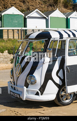 1963 Schwarz-Weiß Volkswagen Wohnmobil VW Wohnmobil geparkt auf Promenade in Bournemouth, Dorset UK im März Stockfoto