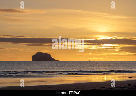 East Lothian, Schottland. 29. März 2016. Großbritannien Wetter: Sonnenaufgang über dem Bass Rock, East Lothian, Schottland, 29. März 2016 Credit: John Potter/Alamy Live-Nachrichten Stockfoto