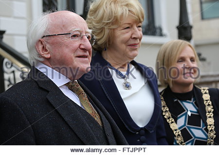 Mansion House, Dublin, 28. März. Präsident Michael D. Higgins posiert für Fotos mit seiner Frau und der Lord Bürgermeister von Dublin anlässlich der Jubiläumsfeier 1916 im Mansion House im Zentrum Stadt. Stockfoto