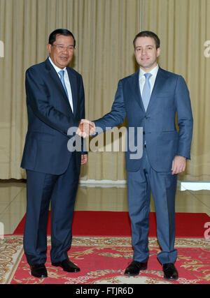 Phnom Penh, Kambodscha. 29. März 2016. Kambodschanische Premierminister Hun Sen (L) schüttelt Hände mit Besuch russischen Minister für Telekommunikation und Masse Kommunikation Nikolay Nikiforov in Phnom Penh, Kambodscha, am 29. März 2016. Bildnachweis: Sovannara/Xinhua/Alamy Live-Nachrichten Stockfoto