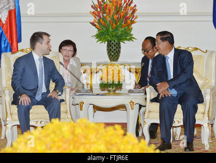 Phnom Penh, Kambodscha. 29. März 2016. Kambodschanische Premierminister Hun Sen (R, vorne) spricht mit dem Besuch der russischen Minister für Telekommunikation und Masse Kommunikation Nikolay Nikiforov in Phnom Penh, Kambodscha, am 29. März 2016. Bildnachweis: Sovannara/Xinhua/Alamy Live-Nachrichten Stockfoto