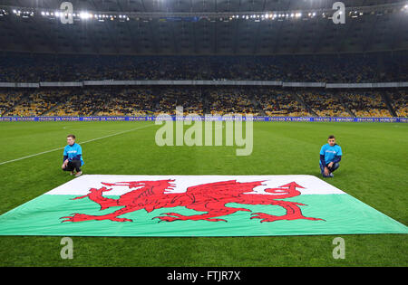 Kiew, Ukraine. 28. März 2016. Flagge von Wales auf dem Platz vor dem Freundschaftsspiel gegen die Ukraine im NSC Olympiastadion in Kiew, Ukraine. Bildnachweis: Oleksandr Prykhodko/Alamy Live-Nachrichten Stockfoto