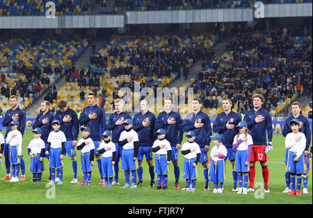 Kiew, Ukraine. 28. März 2016. Spieler der Fußball-Nationalmannschaft der Ukraine singen die Nationalhymne vor dem Freundschaftsspiel gegen Wales im NSC Olympiastadion in Kiew, Ukraine. Bildnachweis: Oleksandr Prykhodko/Alamy Live-Nachrichten Stockfoto