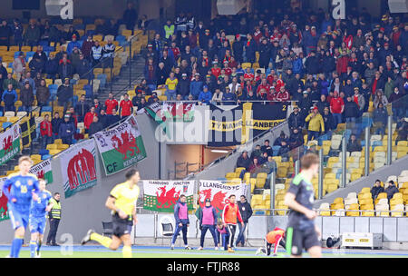 Kiew, Ukraine. 28. März 2016. Walisischen Fans unterstützen ihr Team beim Freundschaftsspiel zwischen der Ukraine und Wales im NSC Olympiastadion in Kiew, Ukraine. Bildnachweis: Oleksandr Prykhodko/Alamy Live-Nachrichten Stockfoto