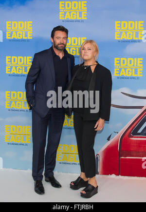 Melbourne, Australien. 29. März 2016. Australische Schauspieler Hugh Jackman kommt mit seiner Frau Deborra-Lee Furness bei der australischen Premiere des Films "Eddie the Eagle" im Dorf Crown in Melbourne, Australien, 29. März 2016. Bildnachweis: Bai Xue/Xinhua/Alamy Live-Nachrichten Stockfoto