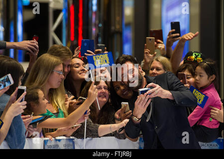 Melbourne, Australien. 29. März 2016. Australische Schauspieler Hugh Jackman (R, vorne) nimmt ein Selbstporträt mit seinen Fans während der australischen Premiere des Films "Eddie the Eagle" im Dorf Crown in Melbourne, Australien, 29. März 2016. Bildnachweis: Bai Xue/Xinhua/Alamy Live-Nachrichten Stockfoto