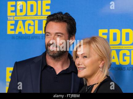 Melbourne, Australien. 29. März 2016. Australische Schauspieler Hugh Jackman kommt mit seiner Frau Deborra-Lee Furness bei der australischen Premiere des Films "Eddie the Eagle" im Dorf Crown in Melbourne, Australien, 29. März 2016. Bildnachweis: Bai Xue/Xinhua/Alamy Live-Nachrichten Stockfoto