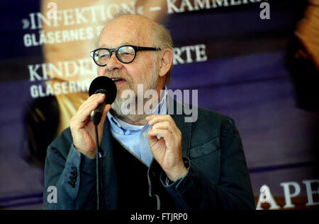 Berlin, Deutschland. 29. März 2016. Juergen Flimm, Direktor der Staatsoper Berlin präsentiert die Highlights der neuen Saison der Staatsoper im Schiller Theater in Berlin, Deutschland, 29. März 2016. Foto: SUSANN PRAUTSCH/Dpa/Alamy Live News Stockfoto